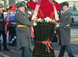 Возложение цветов к Вечному огню в День защитника отечества