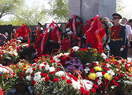 Возложение цветов к Вечному огню, дань памяти героям Великой Отечественной войны