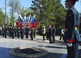 Возложение цветов к Вечному огню, дань памяти героям Великой Отечественной войны
