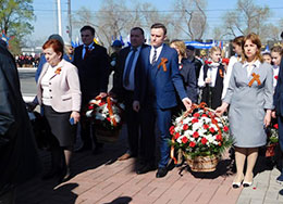 Возложение цветов к Вечному огню мемориального комплекса на проспекте Победы