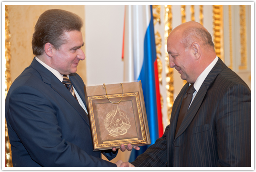 Вице-губернатор Дмитрий Владимирович Кулагин вручает Алексею Алексееву диплом и памятный знак