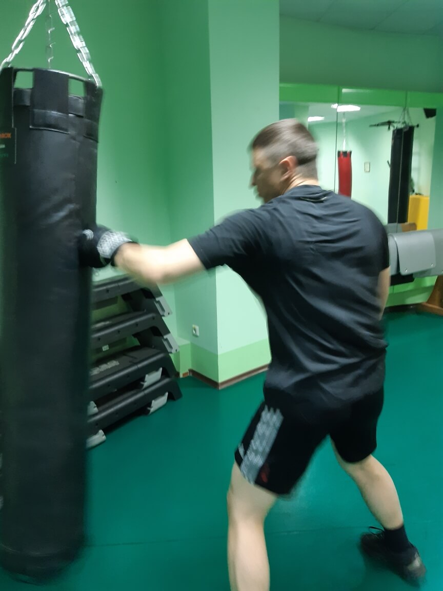 Традиционную боксерскую технику отрабатывает начальник отдела оценки рисков Александр Тресков