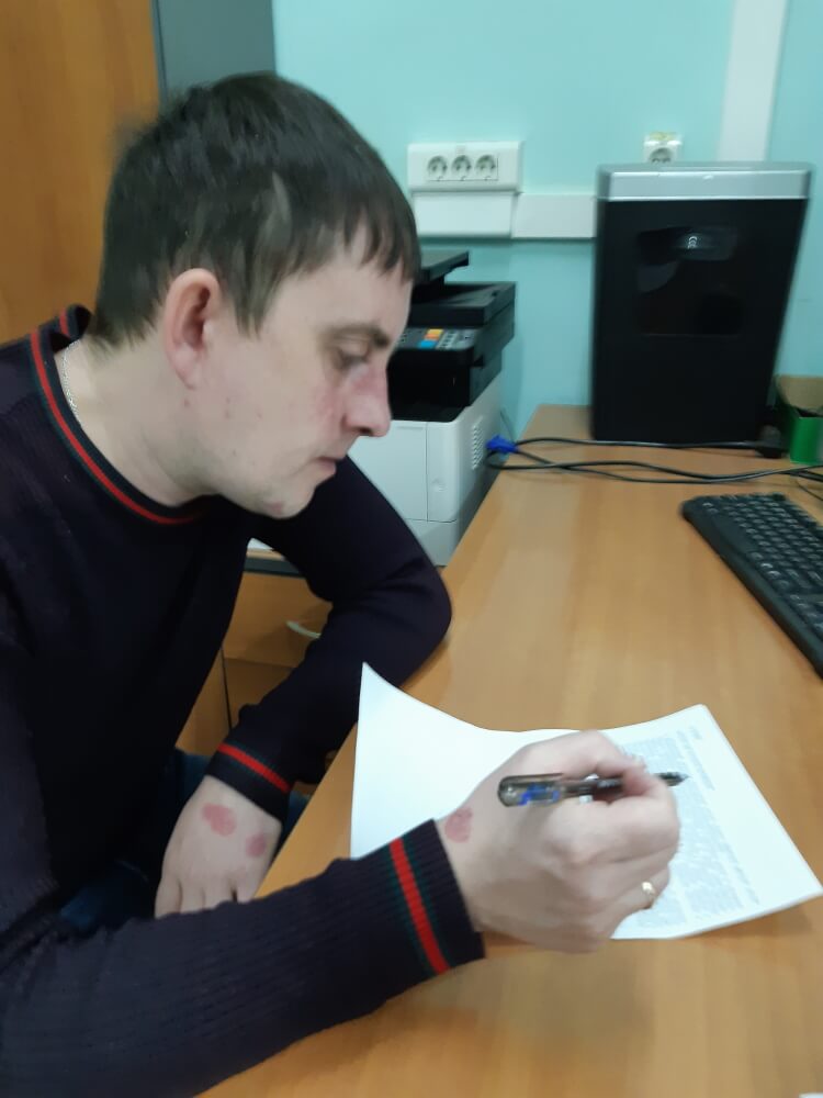 Начальник лаборатории неразрушающего контроля Евгений Асанов подводит итоги занятий.